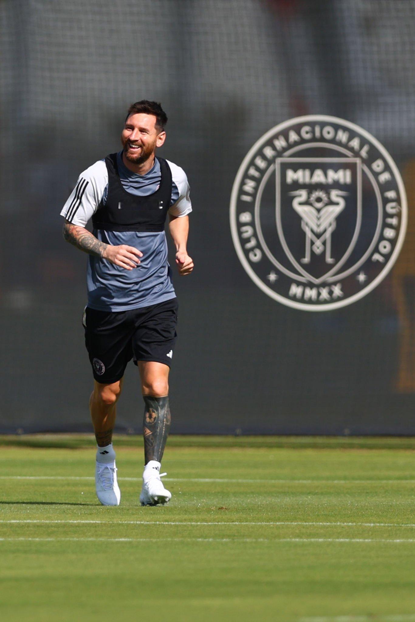 训练图来啦！阳光小梅☀️#梅西[超话]# ​​​