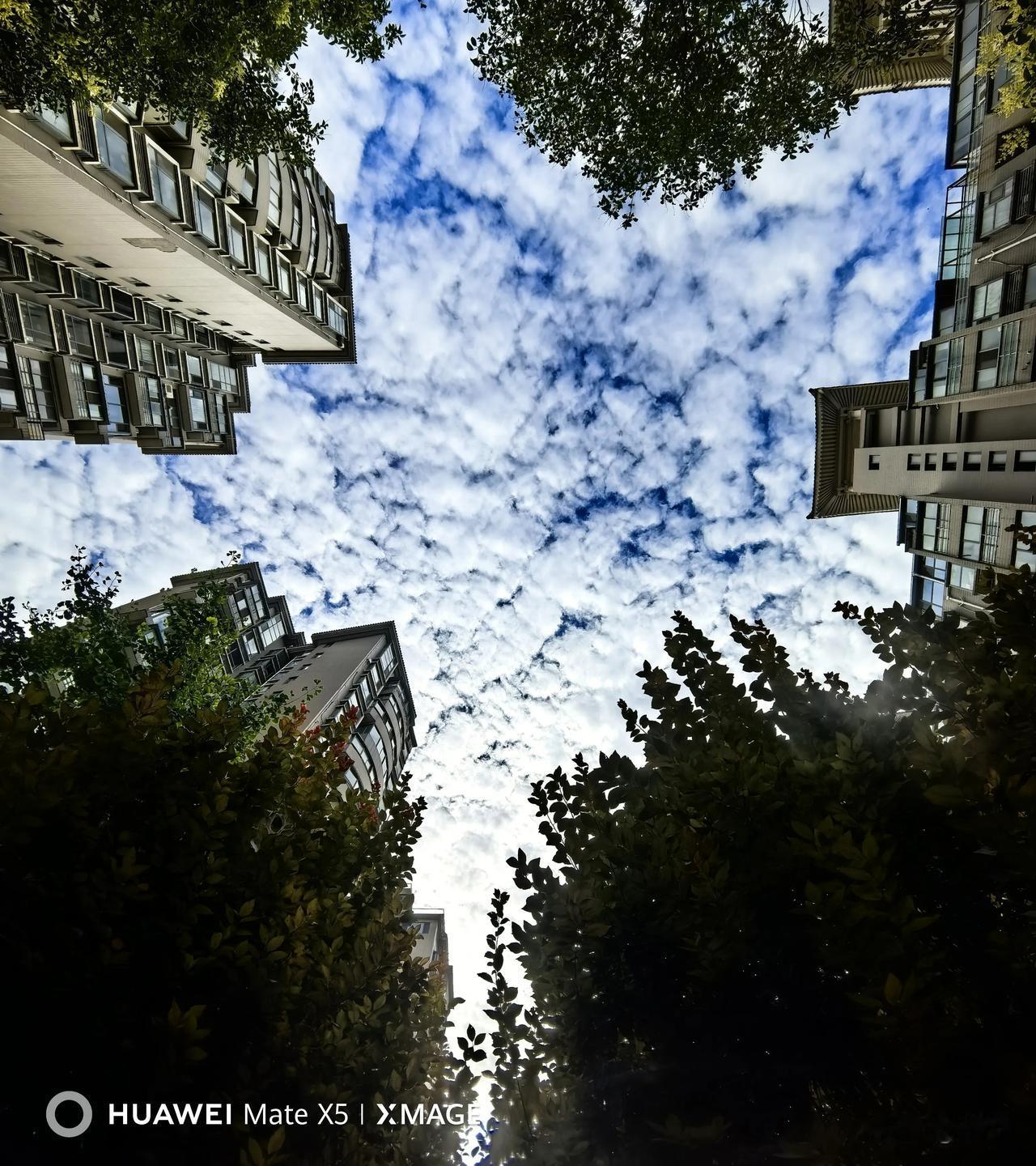 西安的天空，拍摄于2026年6月15日08：25。昨日与今日气温最高达36℃，今