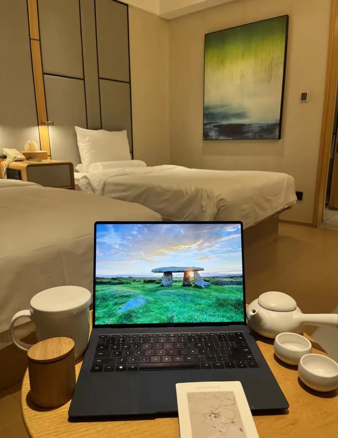 昨天，看到一位网友下定决心，因为工作 ，不再租房，而是选择在单位附近长住酒店。