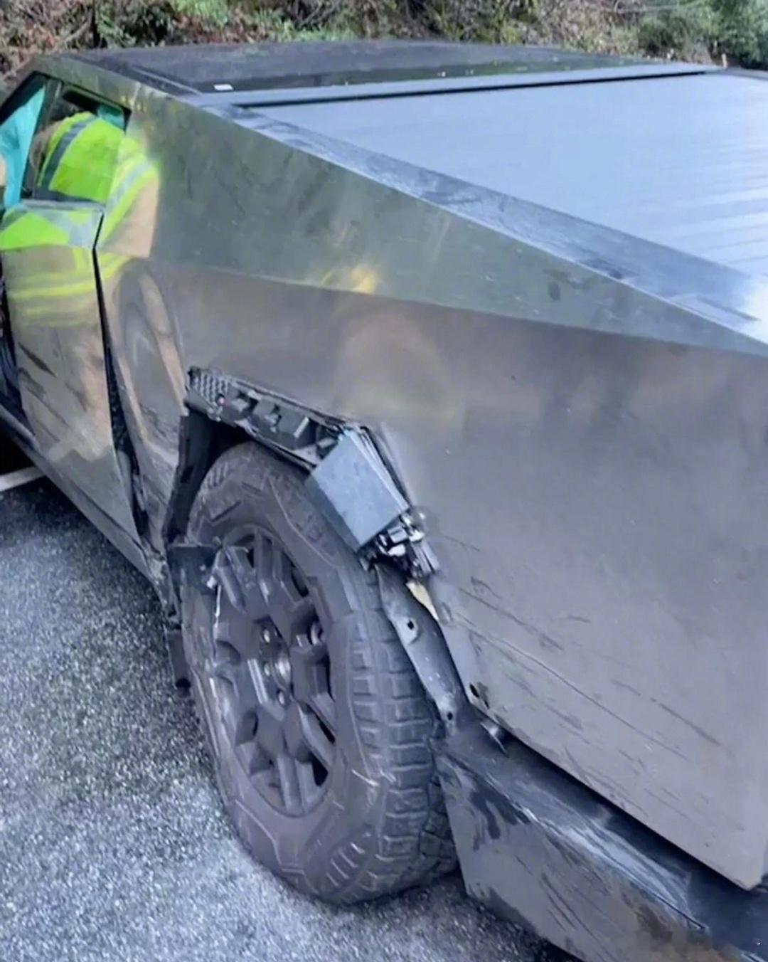 特斯拉Cybertruck首撞，赛博皮卡后叶子板凹陷，卡罗拉已报废！ ​​​