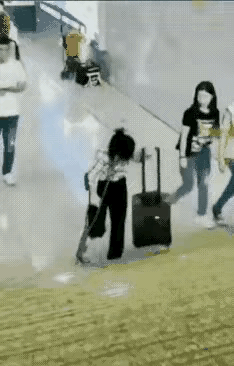 在地铁站出站口，男子并不认识这个正要上台阶的这个女子，他却对女子来了一个公主抱，