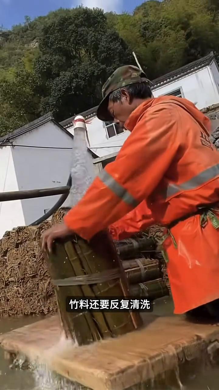 竹成古纸工艺。
谁能想到一根硬邦邦的竹子竟然能变成写字的纸，但它不是削出来的，而