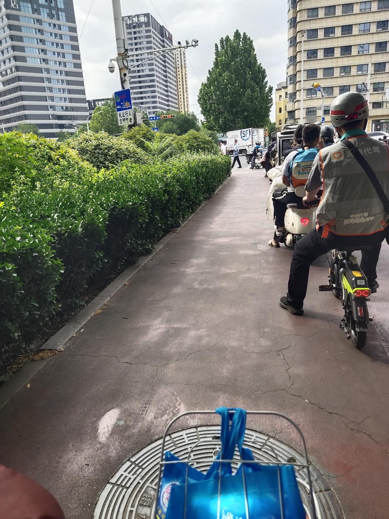 今天从医院回来时，遇到了几个好心人！我推电动车时，不小心碰到了旁边的车子，眼看车