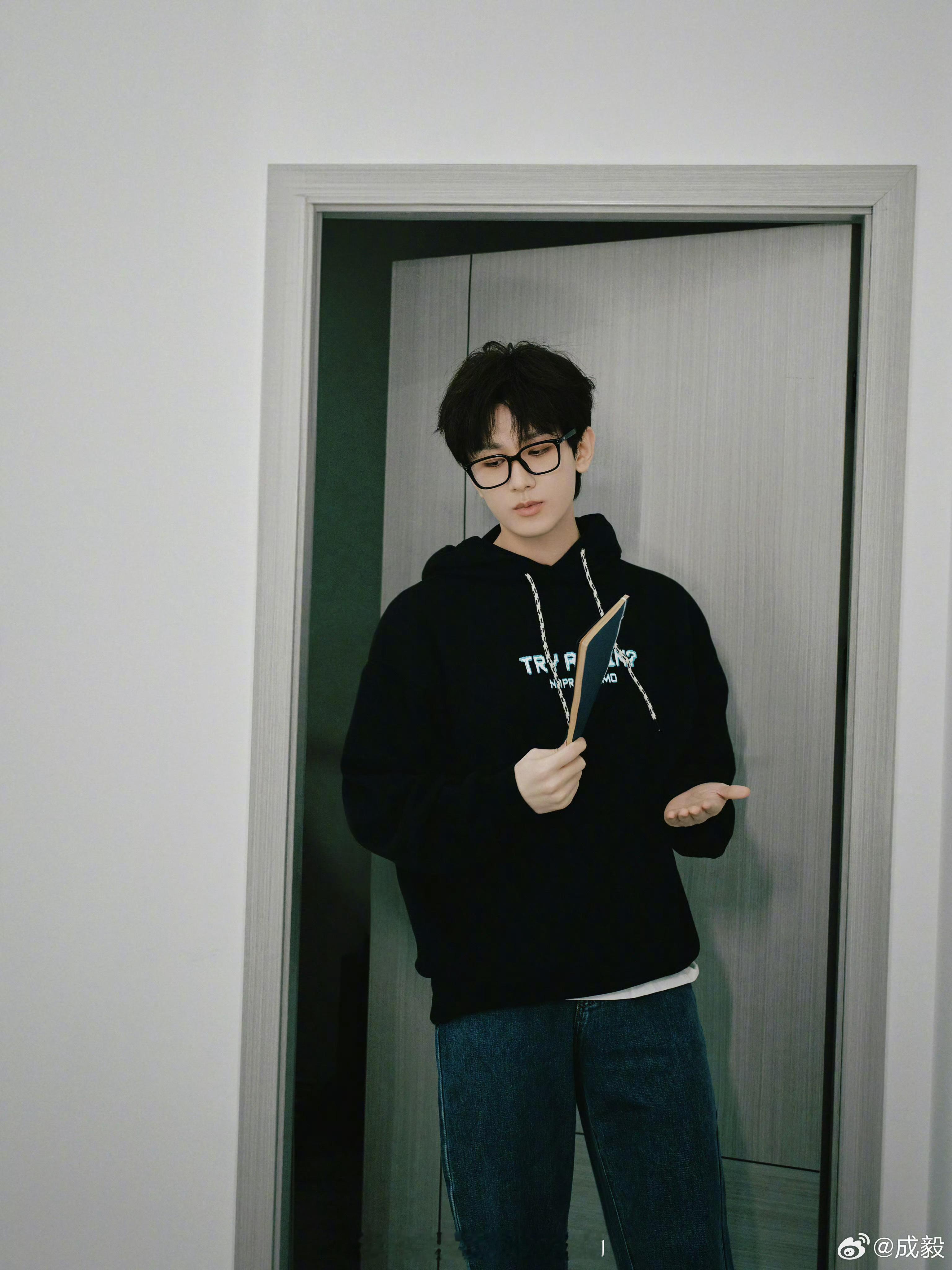 成毅狩谎 cy成毅林彦廷 成毅，果果会毅直陪着你的，希望你以后笑容常开，哥哥笑起