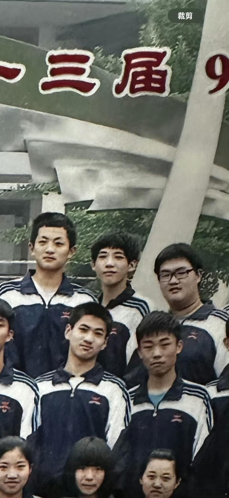王安宇为什么戴头盔拍毕业照哈哈哈哈哈哈哈哈哈哈老王哥看到又要破碎了 ​​​