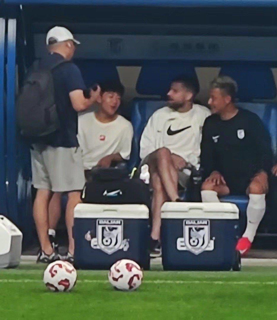 U16国少小将邝兆镭出现在中超场边！在大连英博的场边替补席上，出现了邝兆镭的身影