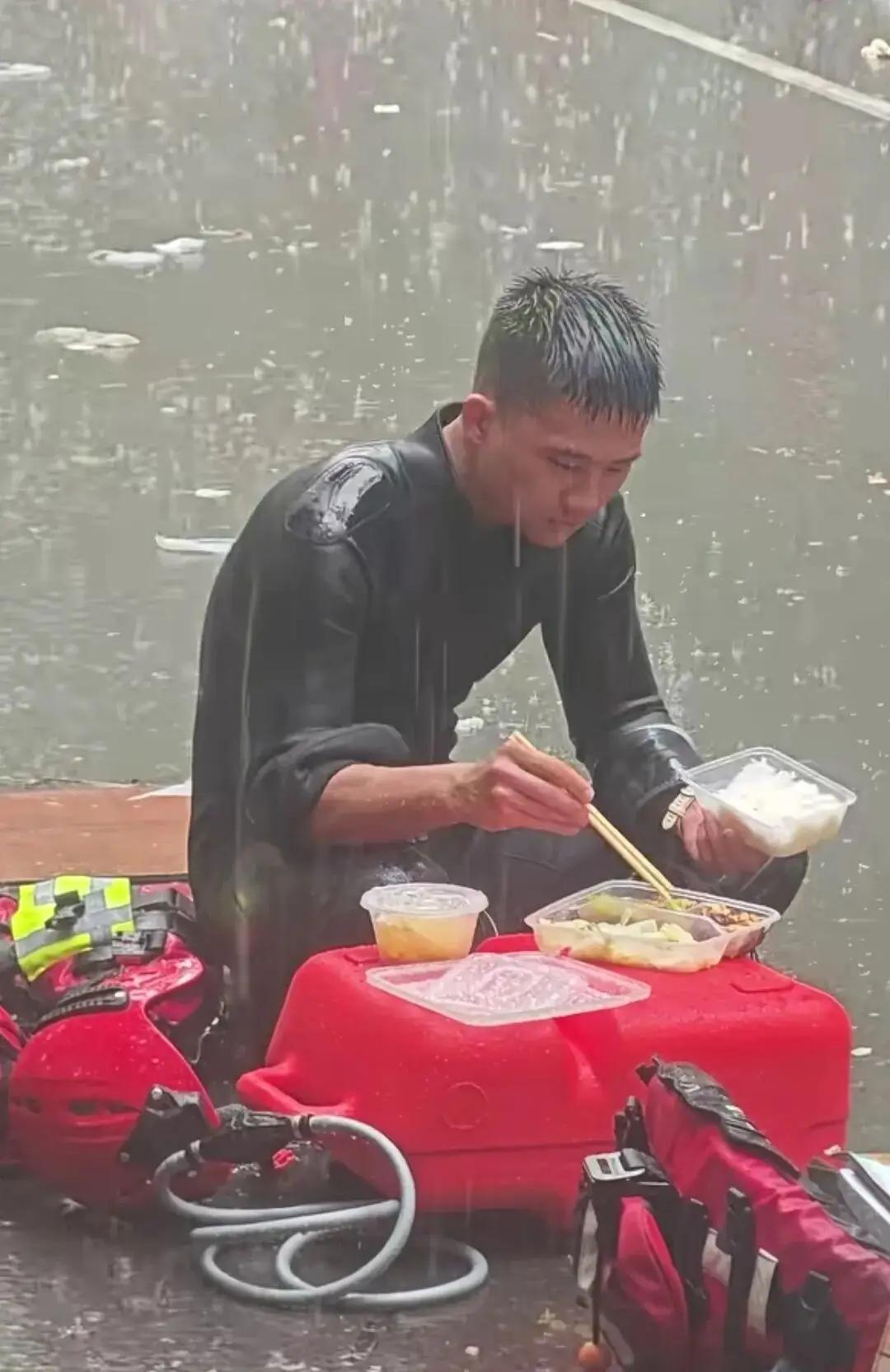 一次次刷到这一视频，一次次泪流满面[流泪]
年轻的消防战士，不休不眠奋战在救灾一