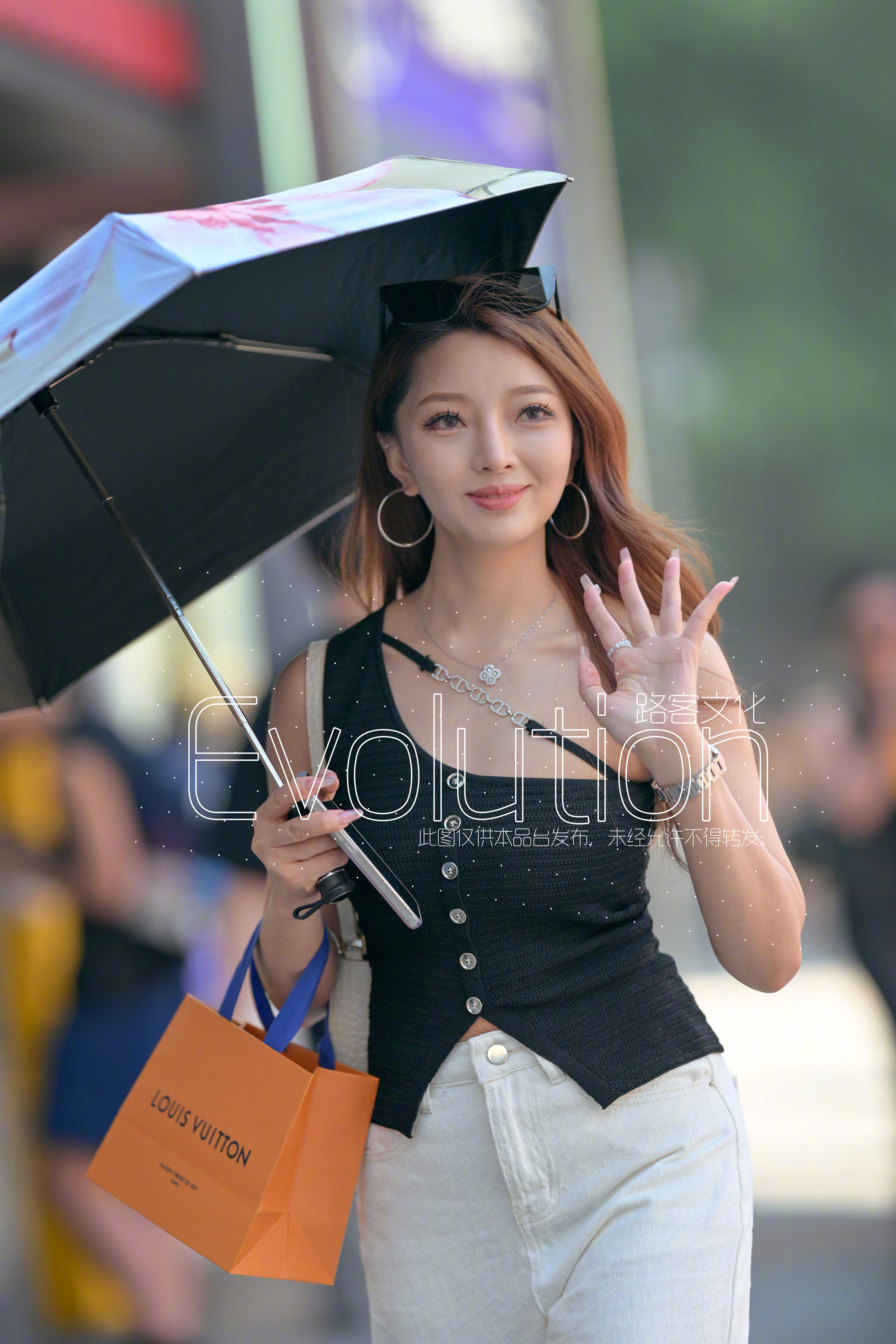 很大方热情的摄影师打招呼 ​​​