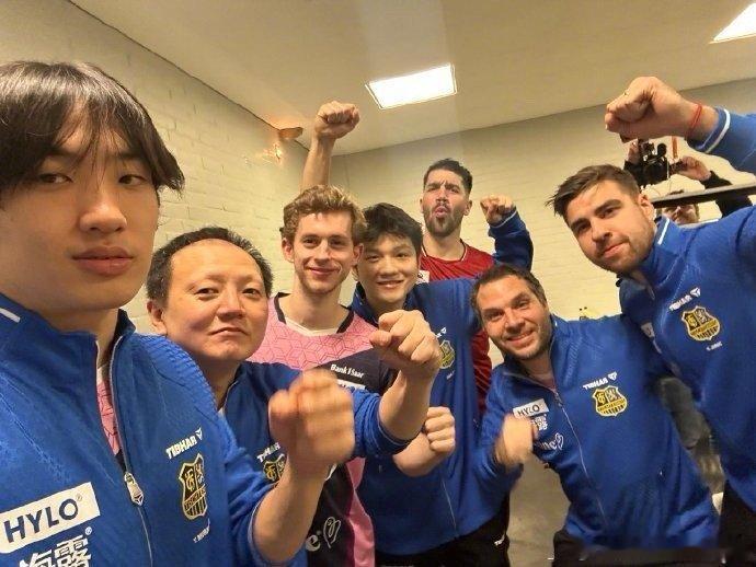 樊振东合照被队友环绕欧冠16强赛次回合取胜后，萨尔布吕肯队长弗朗西斯卡晒出全队合