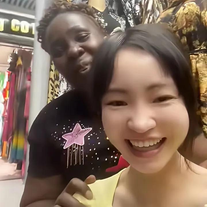 跨国小情愫太甜啦！中国女孩与黑人男友的双向奔赴～
 
姐妹们，今儿不聊穿搭美妆，