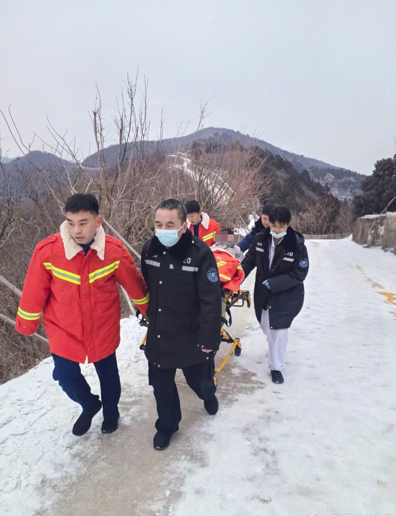 【冰峰险路筑防线 急救消防共守生命】

隆冬时节，北京市石景山区虎头山区域寒意彻