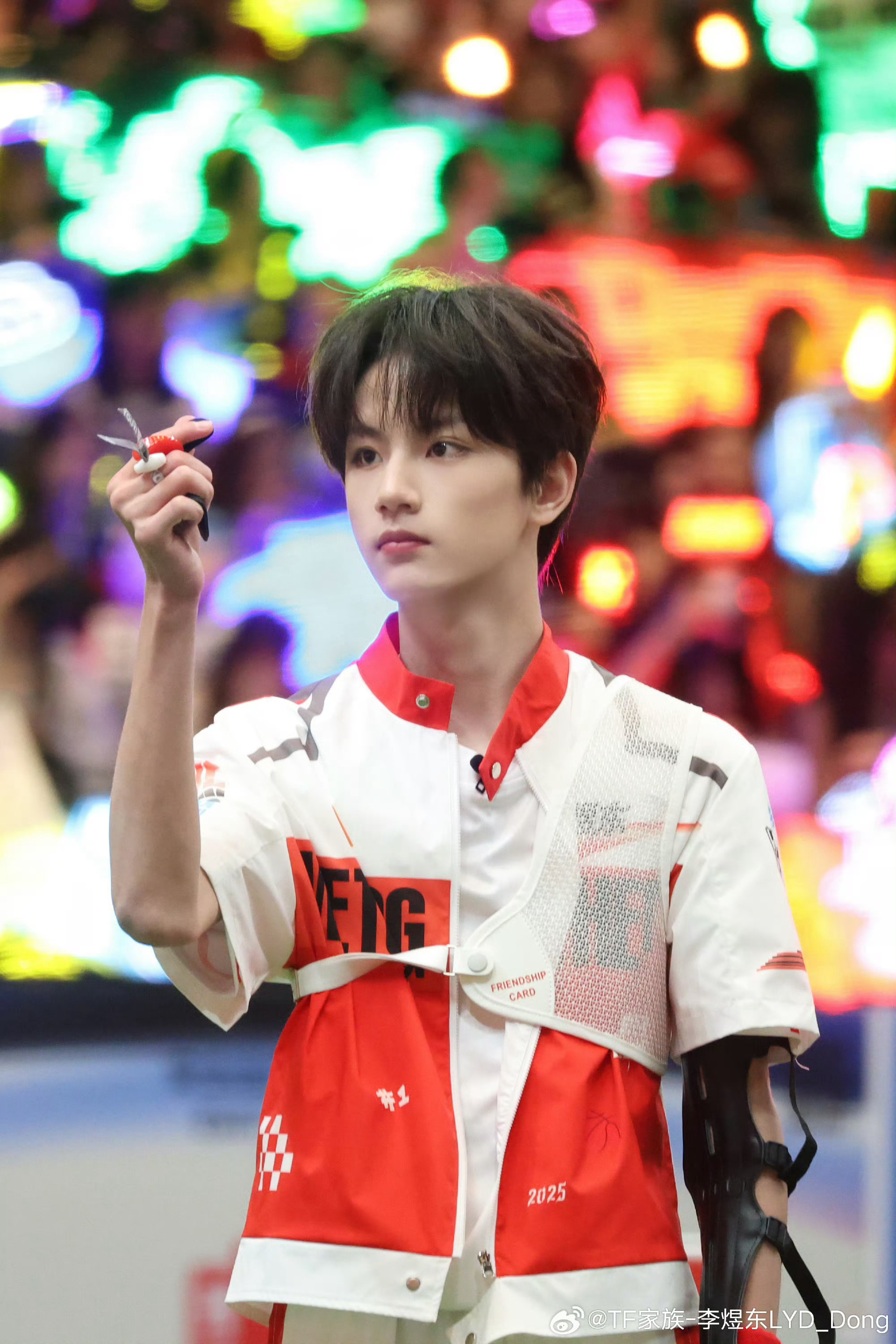 翻了一下之前李煜东所有的造型，感觉他最适合的发型是三七侧分、中分还有微分碎盖。受