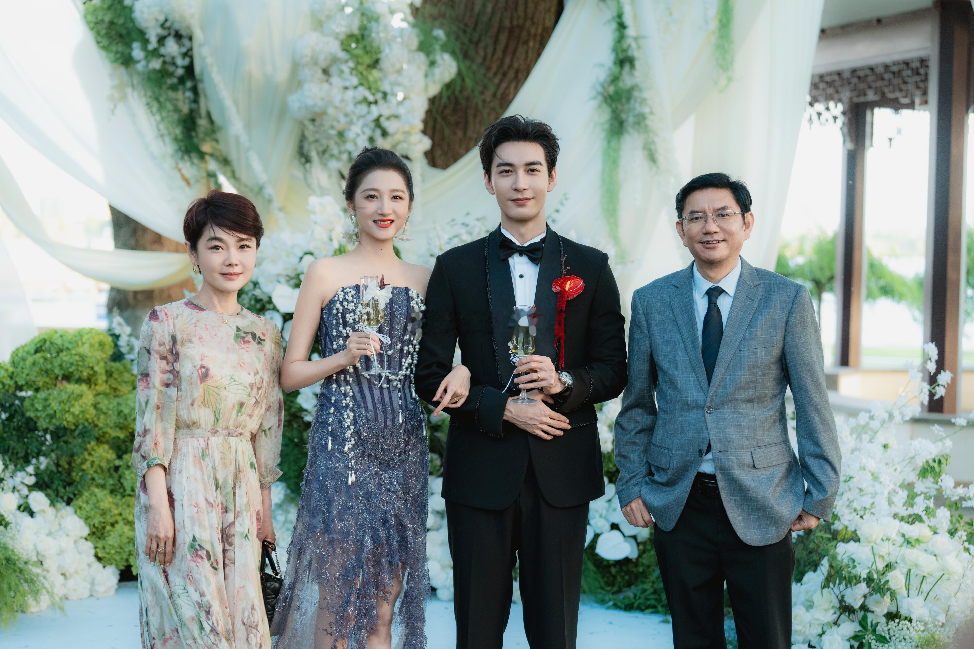 关晓彤陈星旭红掌路透，新婚夫妇即视感 ​​​