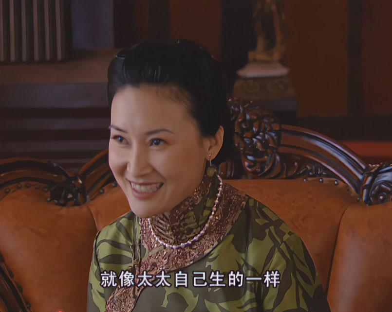 金铨的姨太太们都是懂规矩知进退的人。

二姨太总是以金太太马首是瞻，引得金太太视