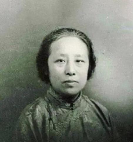 何香凝病重昏迷之际，总理亲自探望，她意外清醒并提出一个请求，总理感动含泪答应
1