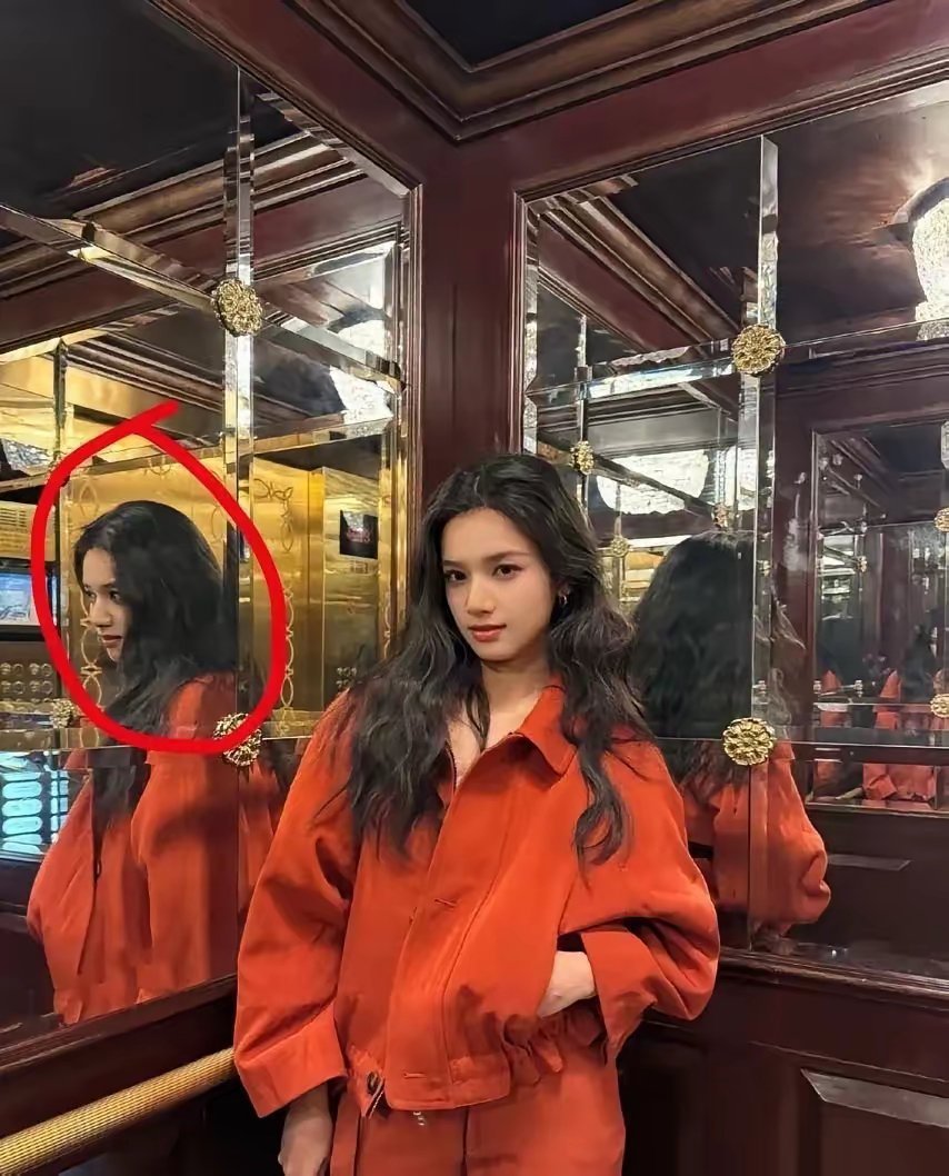 张婧仪这张脸根本不需要p吧？镜子里的脸依旧很能打 ​​​