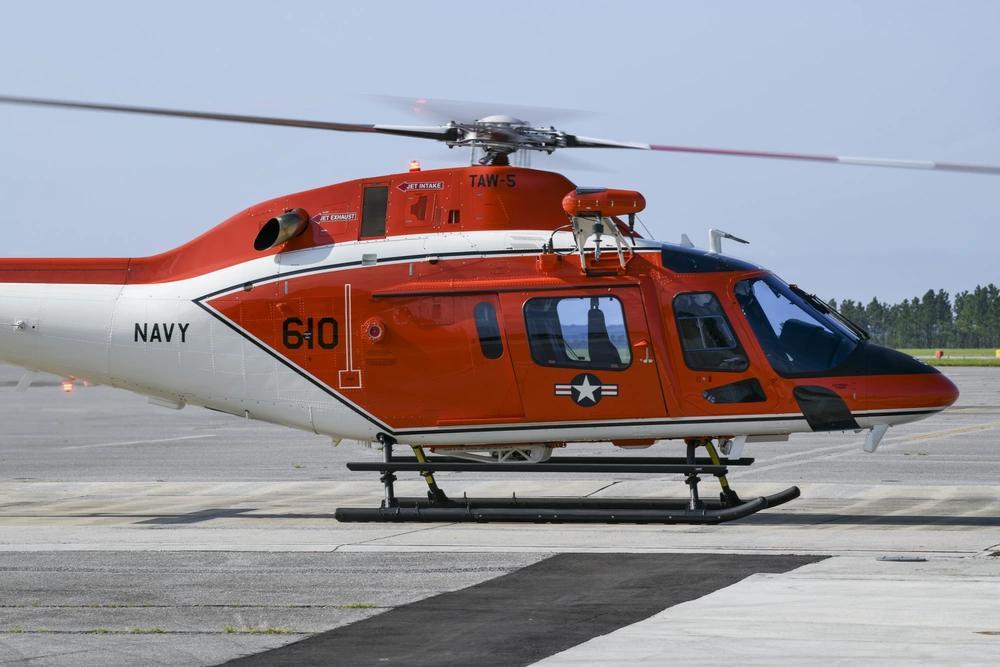 美国佛罗里达州米尔顿市怀汀菲尔德海军航空站内，有一架TH - 73A教练直升机。