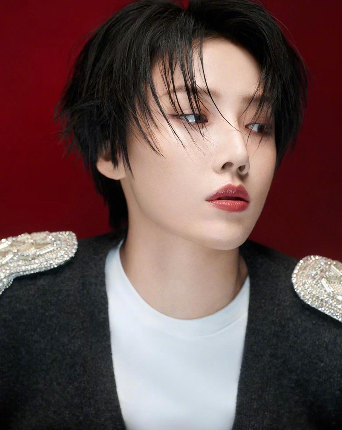 刘雨昕 × Dior Beauty 💋 专属派对唇妆造型大片 