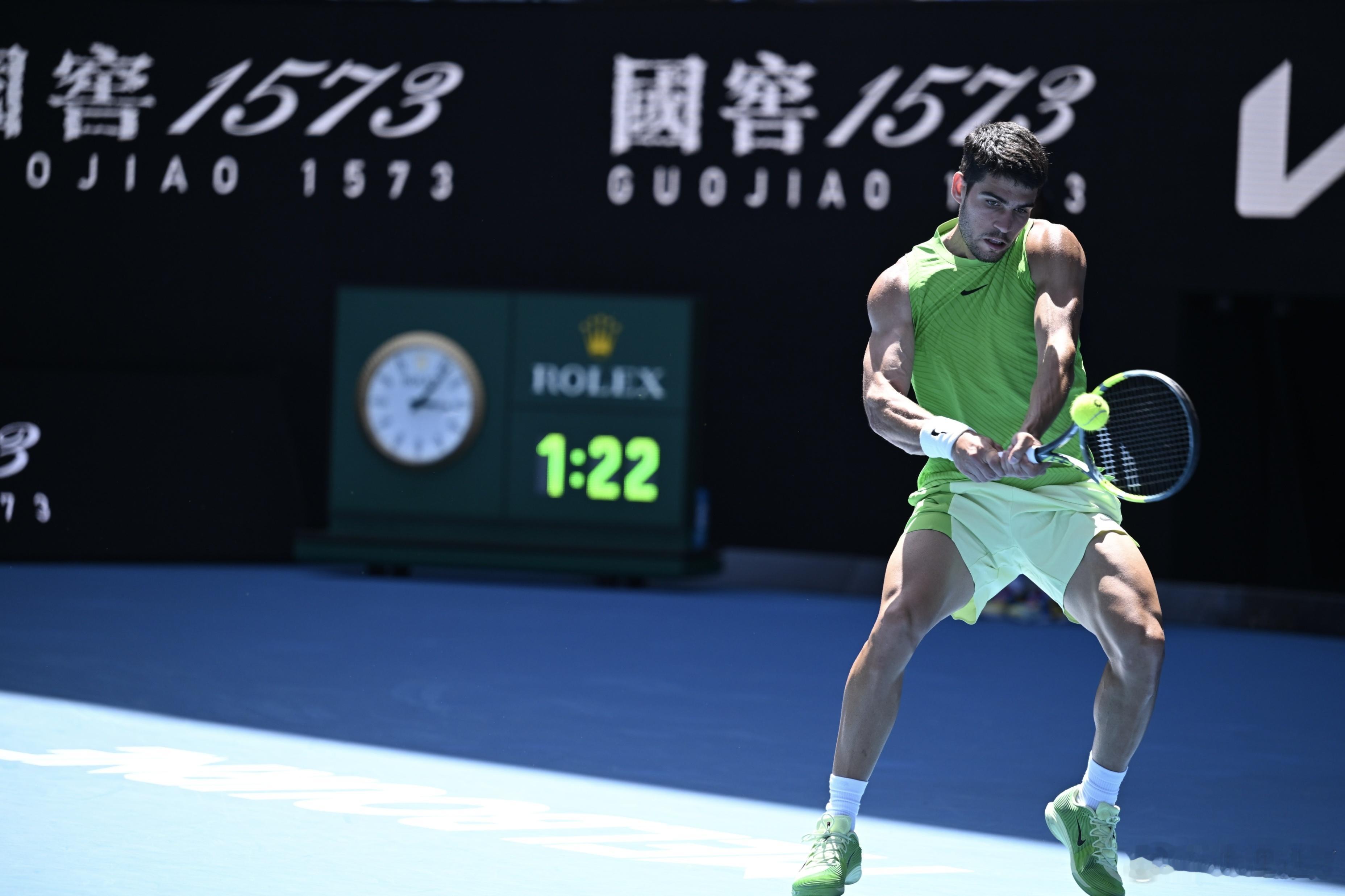 阿尔卡拉斯3比0保罗，不失一盘阿尔卡拉斯进澳网男单8强。发三张阿卡反拍的照片，双