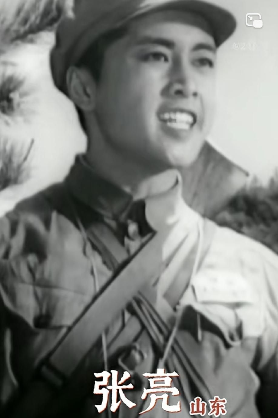88岁的老表演艺术家张亮，在电影《上甘岭》战役中，扮演通讯员杨德才。他感慨的说，