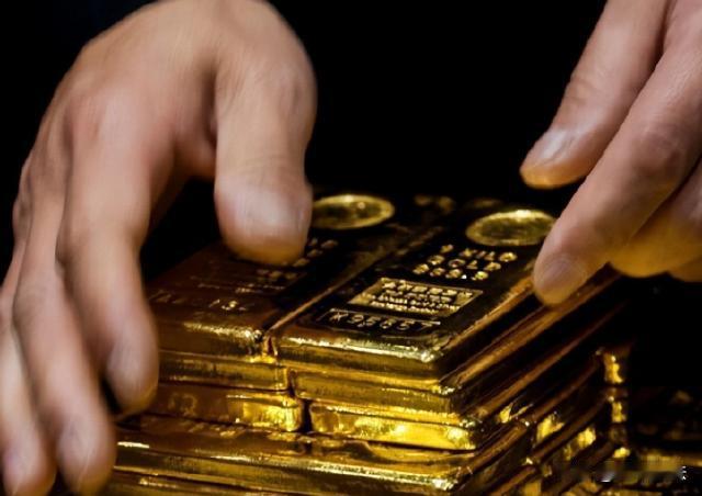 北京，李女士花12万多买三根百克金条，打算送给朋友，提前放在车里却忘了锁车门。次