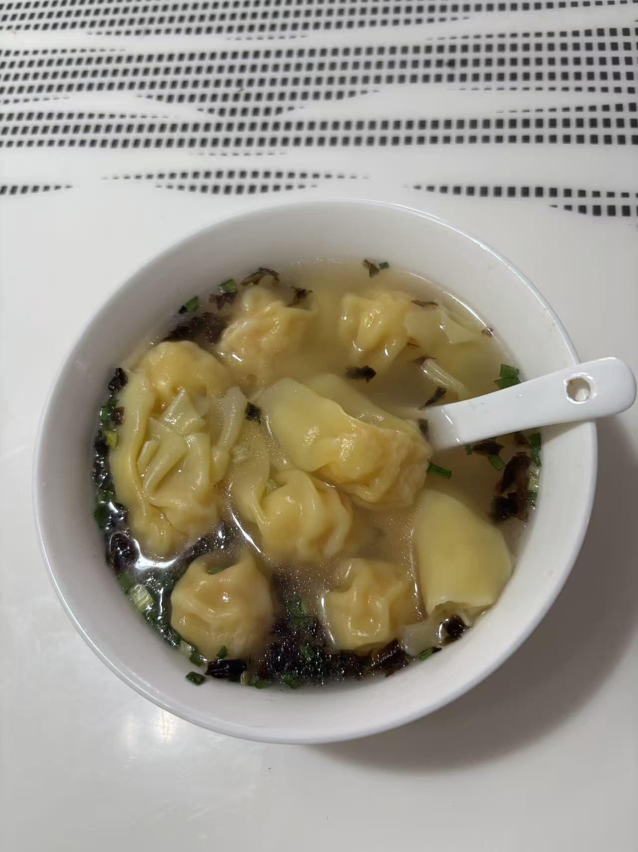 日记0402

1、一碗云吞解决早饭，今天小学生们已经放春假了，上班就可以放心大