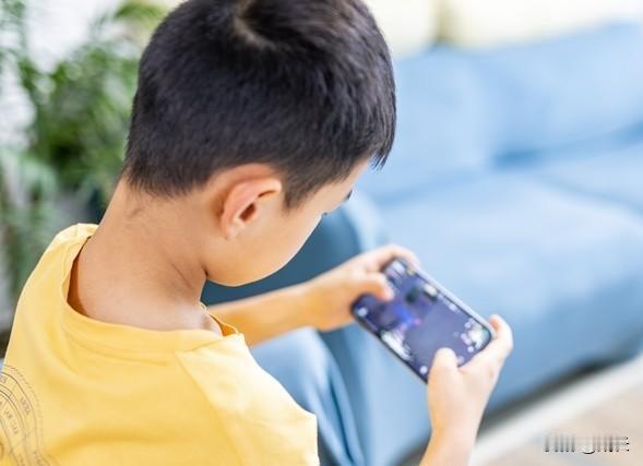 孩子玩手机管不住，越吼越叛逆，根源根本不在手机本身！身边有许多家长跟我吐槽，家里