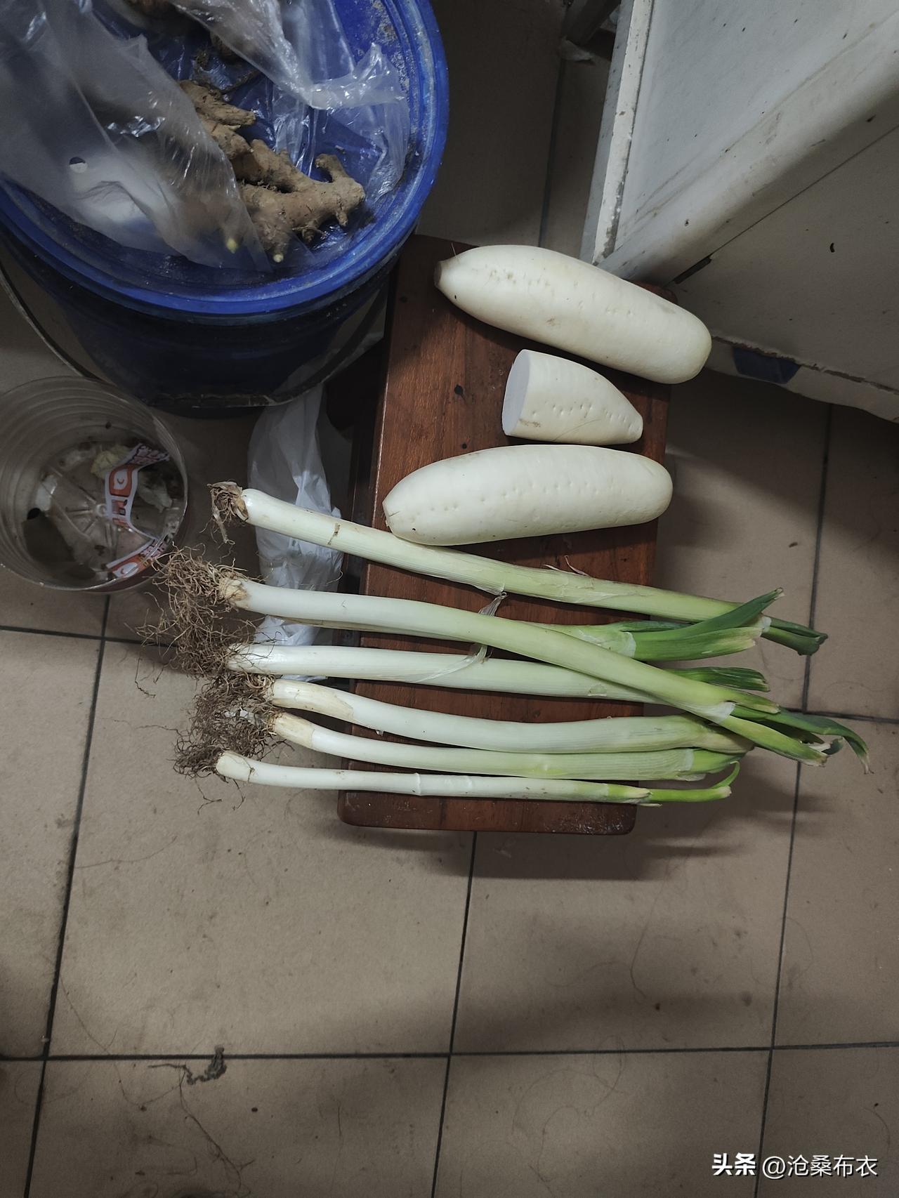 7月16日多多买菜上买了大葱，这回的铁杆大葱是细葱，这葱味够冲，很想老家以前的味