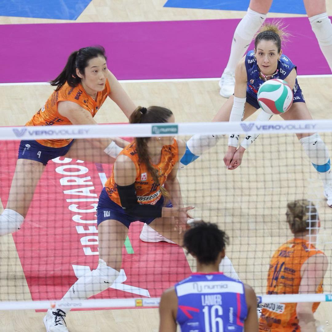 朱婷夺意甲女排联赛冠军回想上赛季给朱冰敷的二墩