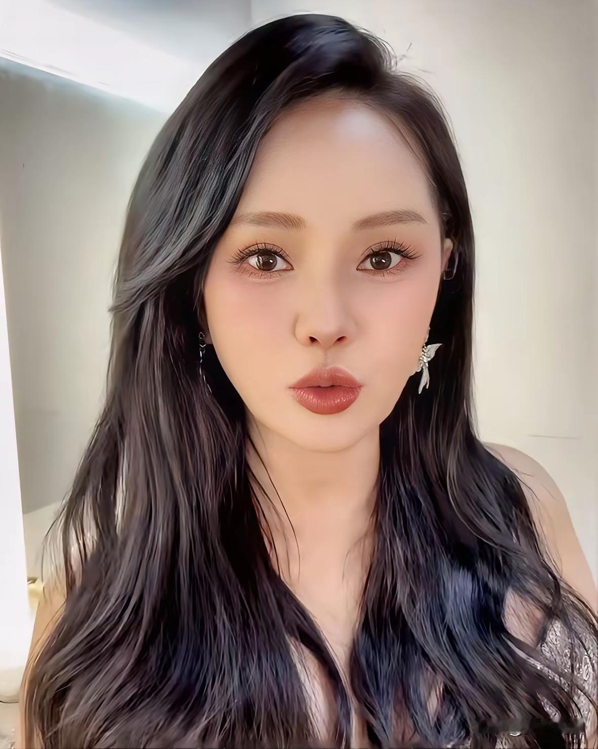 伊能静说秦昊是来救她的，这话听着像偶像剧台词，细琢磨却全是过日子的实在。
 
她