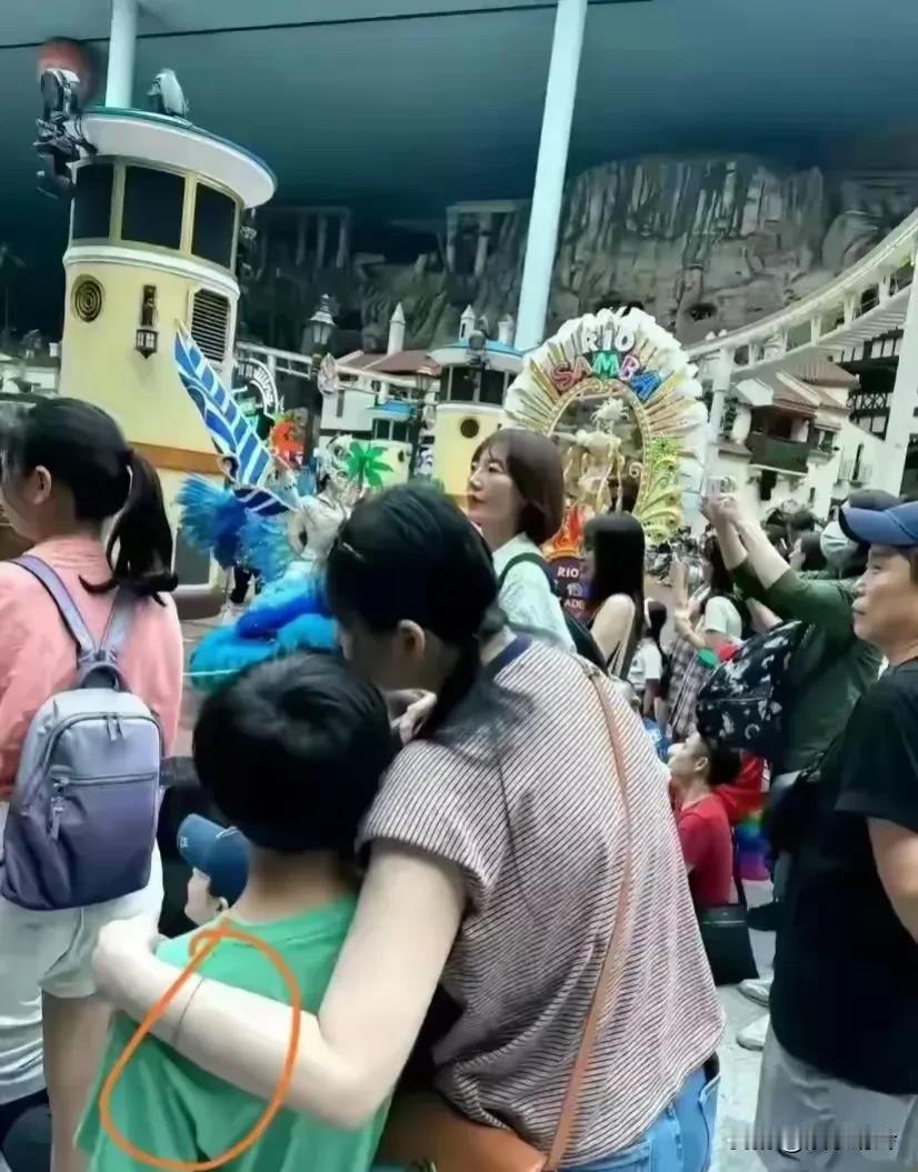 大S就是典型的死鸭子嘴硬，明明生活质量已经大不如前，却偏偏热衷与老年丈夫秀恩爱，