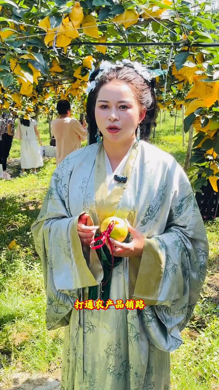 三妹杜凤梨夸清江雪梨。
我是农产品直播达人杜凤梨，大家都亲切的叫我三妹。新智是电