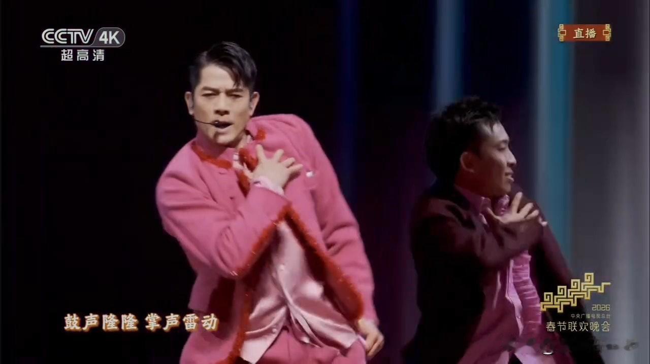 2026年央视春晚舞台上，60岁天王郭富城与新生代顶流王一博同台献舞，成为当晚最