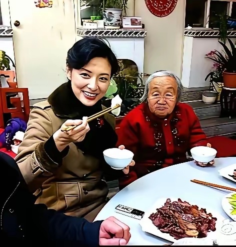当年，春晚结束后，周涛回到安徽老家，与家人一起吃饺子。 