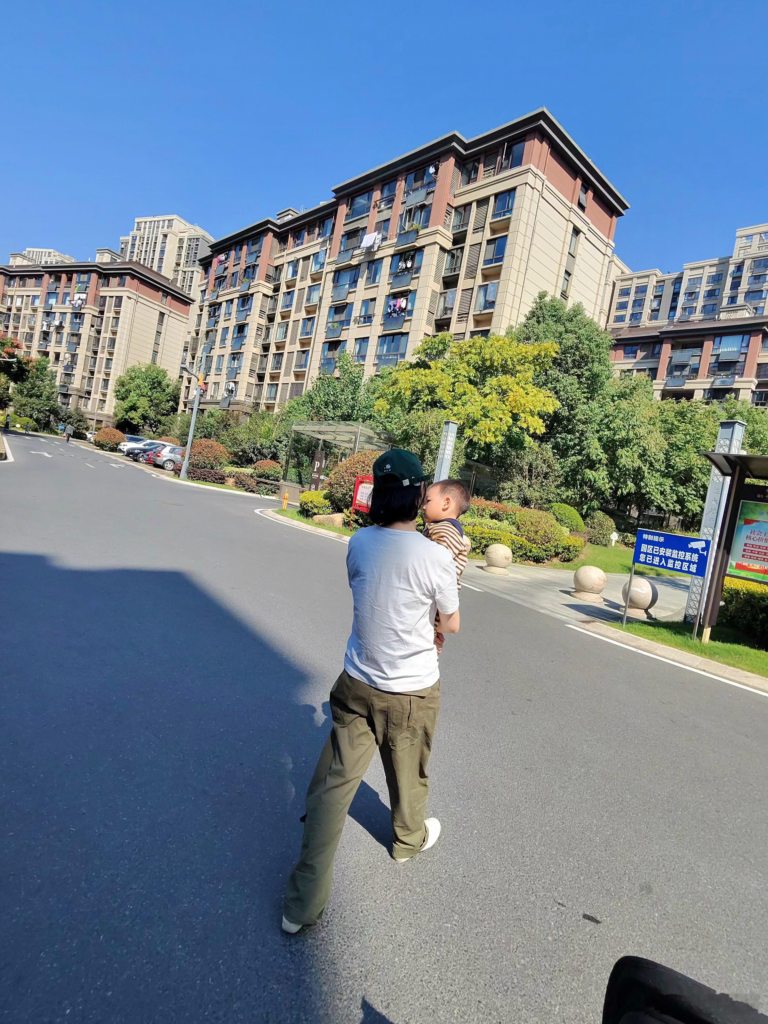 Rayban META眼镜 白天或者户外拍照还行晚上效果就比较糊了随手拍，胜在方