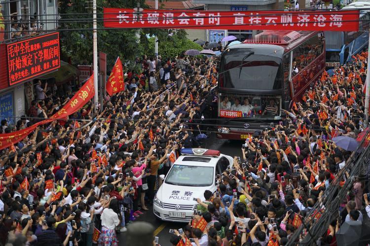 我们高考那会儿，还是7月7日是头一天。
虽然我们的高中学校在乡镇上，但距县城也就