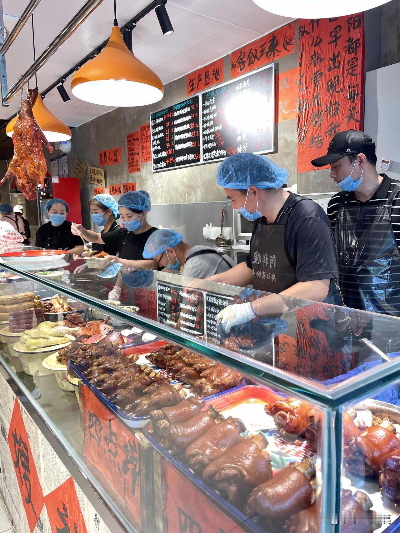 说来也巧，前几天一连在网上看到好几段关于隆江猪脚饭的视频。才知道这猪脚吃的不是猪