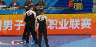真急眼了！许利民不满判罚疯狂输出，当场被吹技术犯规北京男篮vs青岛男篮