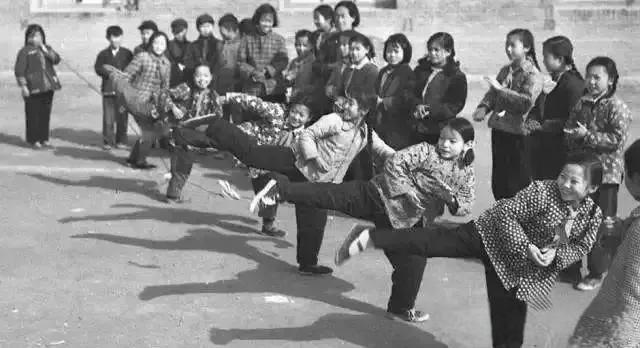 你还有以前的老照片吗“六五二，六五七，六七六八八十一。”当年小女生们边跳边念的数
