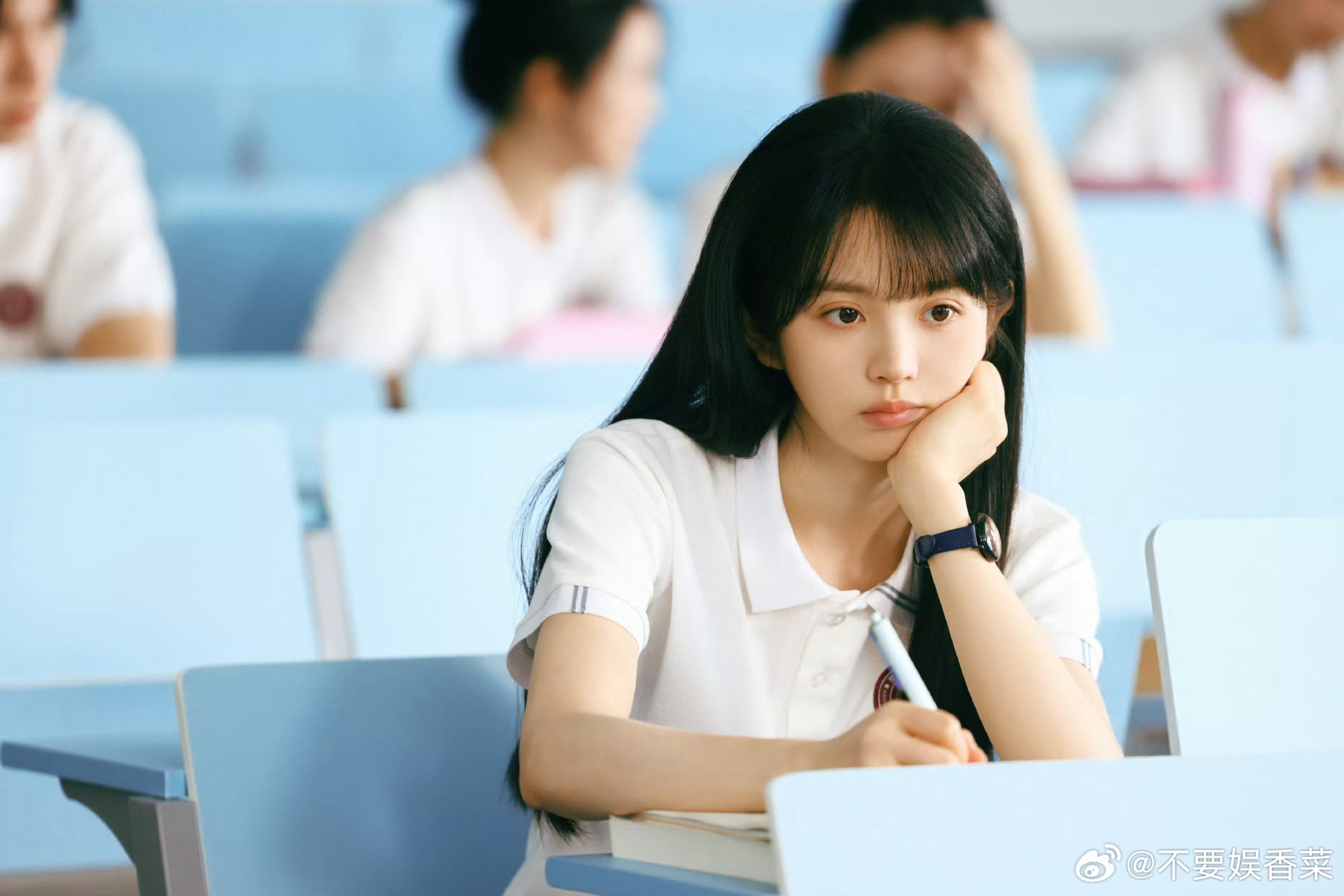 田曦薇怎么洗把脸就来演林知夏了天才女友田曦薇把林知夏的灵气演出来了，妆感清淡依旧