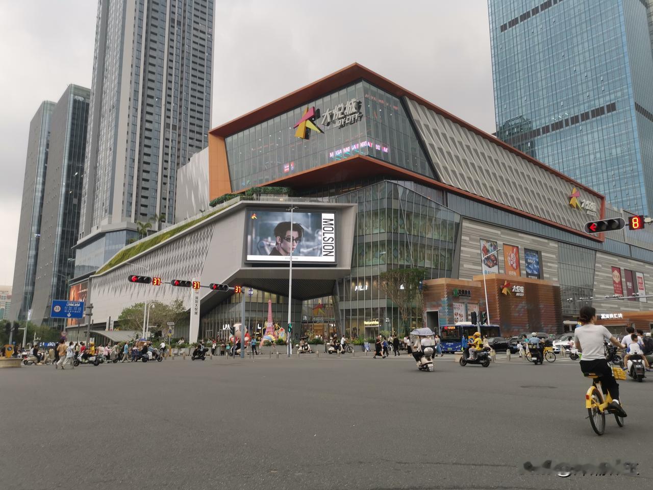 大悦城，那真是繁华都市里的购物宝藏地！上次去逛，一进去就被热闹的氛围包围。这里品