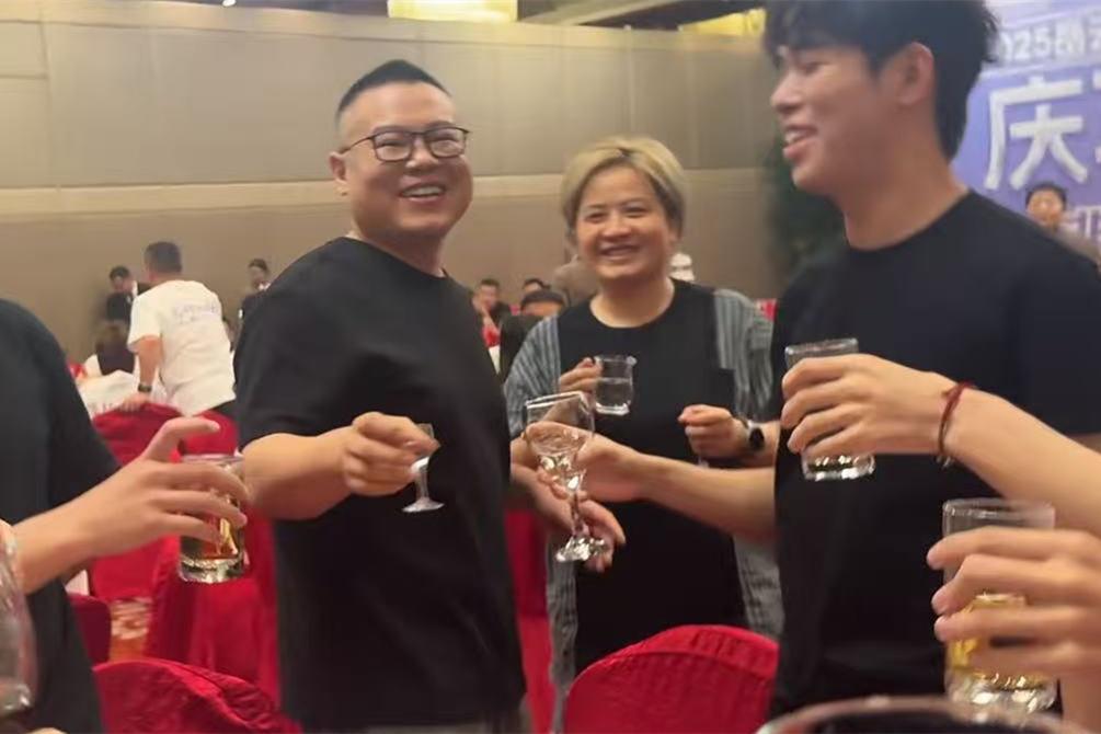 “夫唱妇随”，被岳云鹏、郑敏夫妇表现的淋漓尽致。岳云鹏演唱会结束后，大摆庆功宴，