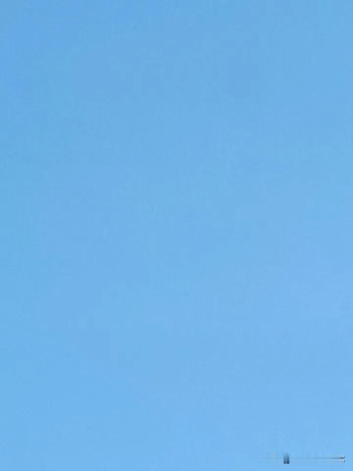 深邃而蔚蓝，没有任何美颜特效，湛蓝湛蓝的天空 看上一眼能治愈你的一切忧伤。