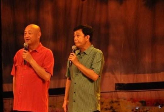 相声演员陈寒柏说他的搭档王敏一见到陈寒柏的师父侯耀文就紧张。陈寒柏说王敏早年练功