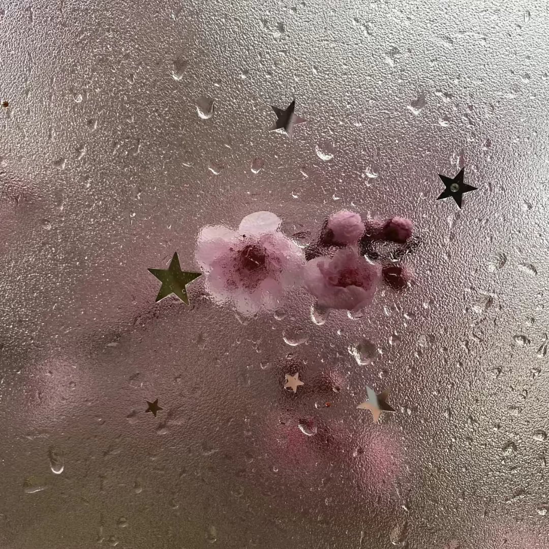 常言道“助人为乐”，也就是行善之乐。行善之乐是精神之乐，源自于灵魂内心，这种乐是