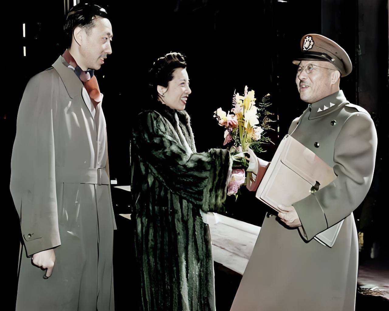 这张照片是1946年4月拍的，右边穿军装的就是商震，那会儿他刚当上中国驻日军事代