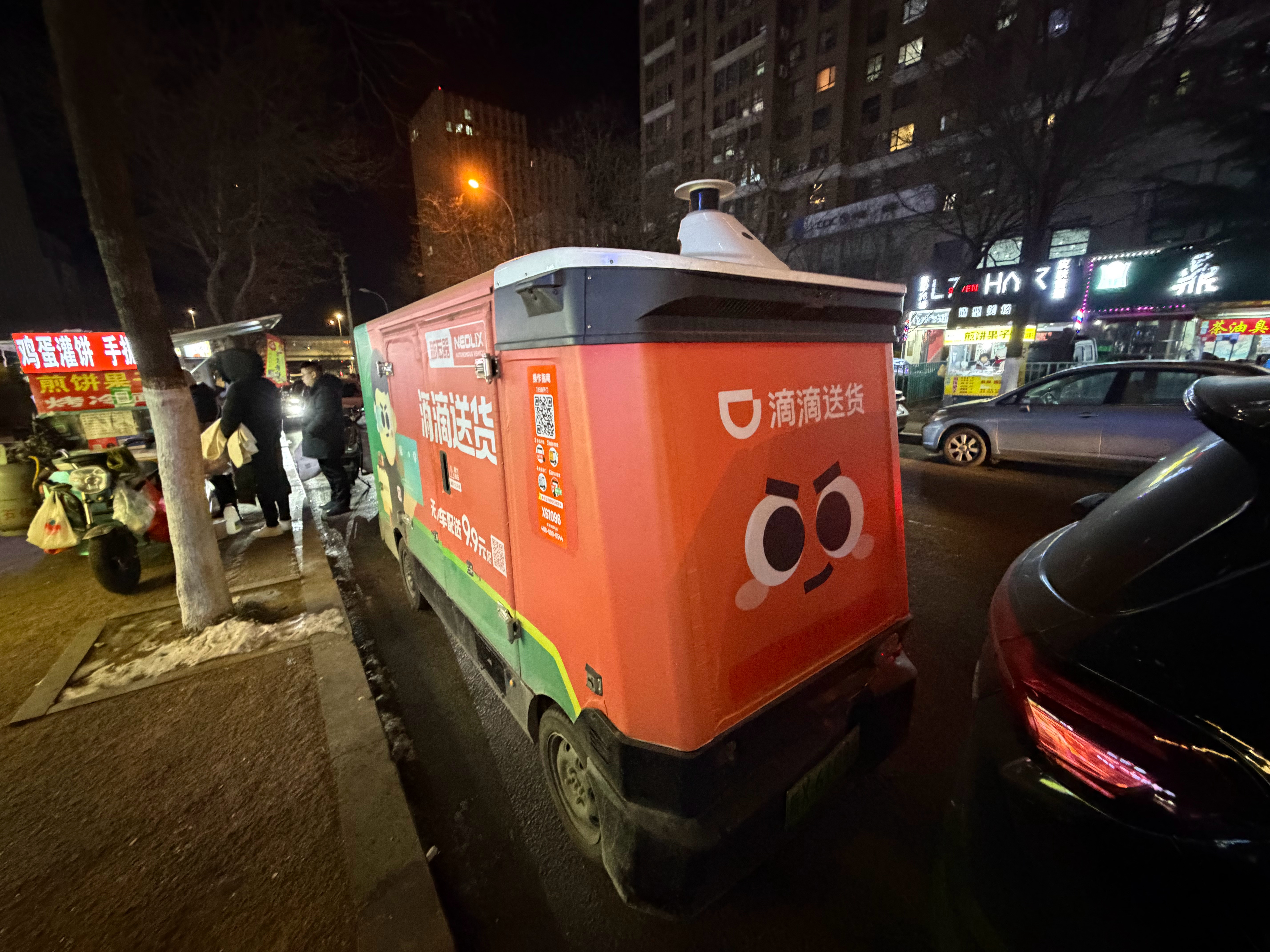 下班看见小区门口停了一辆滴滴无人送货，我想问下就随便停在路边算违停吗？是不是没法