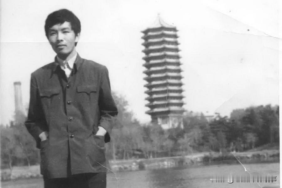 1973年，14岁时的刘震云因个子高，家里就给他虚报了年龄，让他参军去了甘肃。1