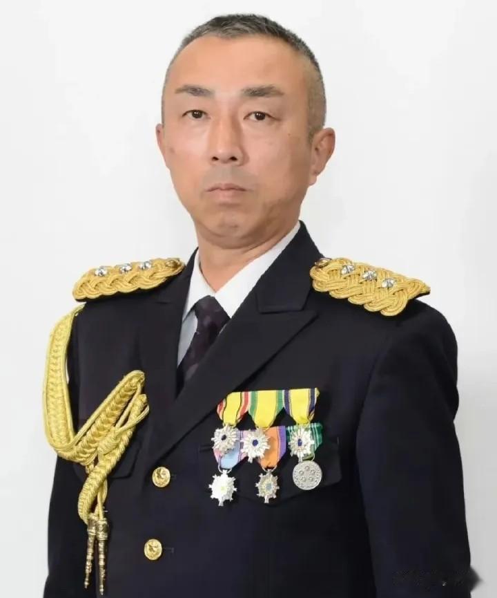 日本黑鹰坠落，飞机上一个中将四个大佐俩佐官，还有仨上尉。陆军中将尸首不存，真相恐