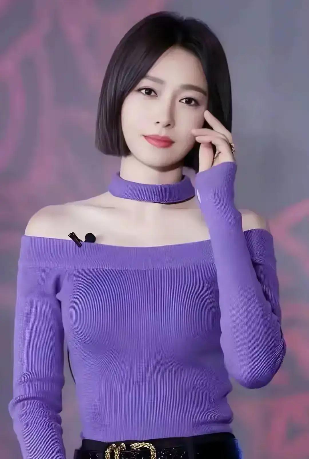 说起秦岚，你是不是也觉得这女人越活越带劲？46岁了，还能在街头晃荡出少女范儿，不